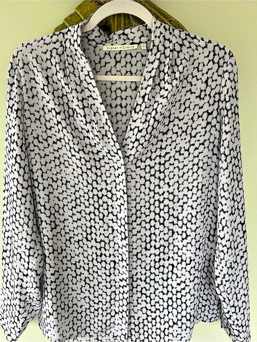Long Sleeve Print Blouse in White & Black Like New size medium
